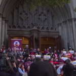 Los Angeles, attivisti manifestano contro le espulsioni di Trump