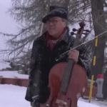 World Economic Forum, a Davos Yo-Yo Ma suona sotto la neve contro il cambiamento climatico