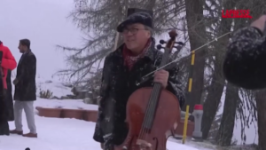 World Economic Forum, a Davos Yo-Yo Ma suona sotto la neve contro il cambiamento climatico