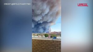 Nuovo incendio a Los Angeles, una densa colonna di fumo copre l’autostrada