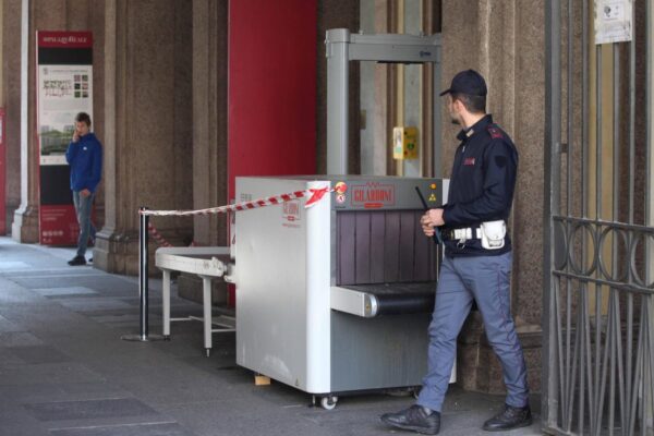 Milano, metal detector a Palazzo Reale per G7 salute