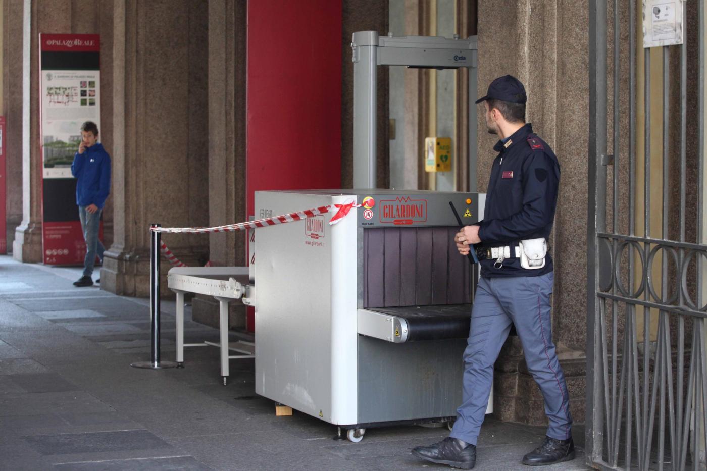 Napoli, a Ponticelli metal detector a scuola contro le armi