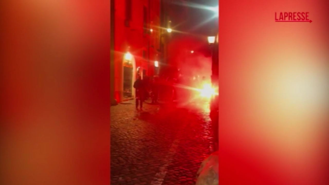 Scontri ultras Lazio Real Sociedad, bombe carta e fumogeni in pieno centro a Roma