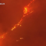 Nuovo incendio a Los Angeles, già 21km quadrati bruciati e oltre 50mila ordini di evacuazione