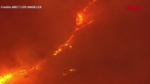 Nuovo incendio a Los Angeles, già 21km quadrati bruciati e oltre 50mila ordini di evacuazione