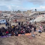 Gaza, palestinesi pregano tra le rovine delle loro case