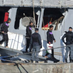 Migranti, nave della Marina a Lampedusa: è pronta ai trasferimenti in Albania