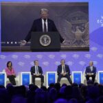 Trump a Davos attacca l’Europa: “Ci tratta male”. Timori per dazi