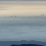 Inquinamento a Milano, la cappa di nebbia e smog sulla città vista dalle montagne