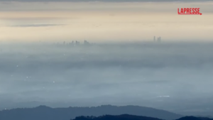 Inquinamento a Milano, la cappa di nebbia e smog sulla città vista dalle montagne