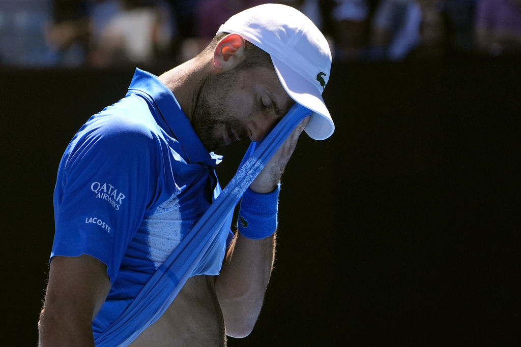 Australian Open 2025, il primo finalista è Zverev: Djokovic si ritira dopo un set