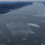 New York, il fiume Hudson ricoperto da enormi lastre di ghiaccio: le immagini dall’alto