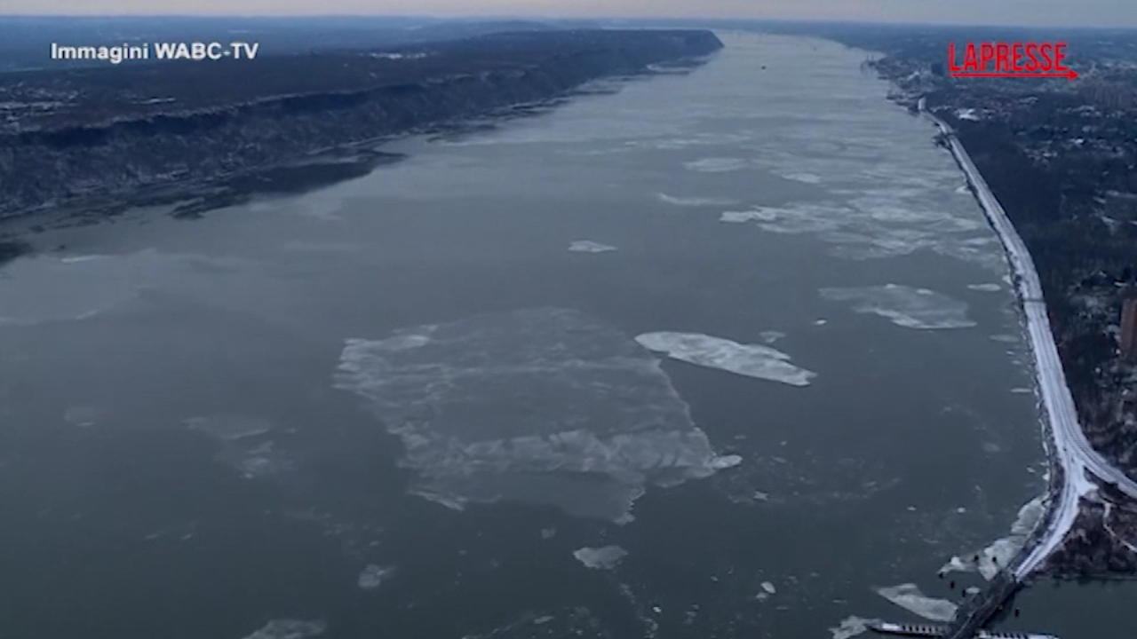 New York, il fiume Hudson ricoperto da enormi lastre di ghiaccio: le immagini dall’alto