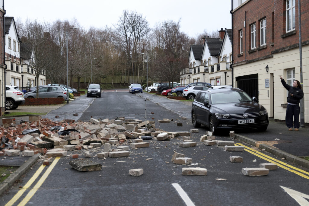 Irlanda, allerta rossa per tempesta Éowyn: in 800mila senza corrente