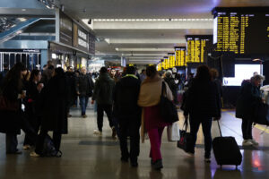 Treni in tilt da Milano: ritardi e cancellazioni alla stazione Roma Termini