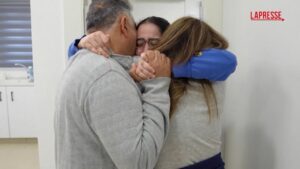 Soldatesse israeliane liberate, le foto dell’incontro con i genitori