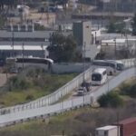 Israele libera 200 detenuti palestinesi, convoglio bus lascia prigione di Ofer