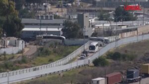 Israele libera 200 detenuti palestinesi, convoglio bus lascia prigione di Ofer