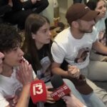 Israele, familiari e amici esultano per la consegna dell’ostaggio Liri Albag alla Croce Rossa