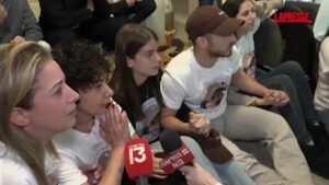 Israele, familiari e amici esultano per la consegna dell’ostaggio Liri Albag alla Croce Rossa