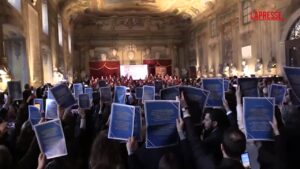 Nordio inaugura Anno giudiziario a Napoli, al suono dell’Inno magistrati sventolano Costituzione