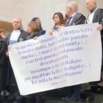 Anm a Milano distribuisce Costituzione sulle scale del tribunale