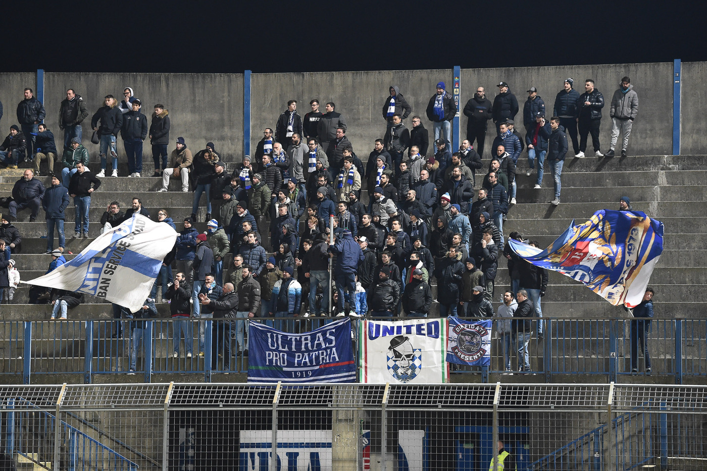 Novara, tifoso Pro Patria cade dalla curva in fossato stadio: è gravissimo