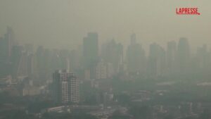 Inquinamento a Bangkok, la capitale thailandese avvolta da una coltre di smog