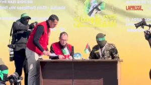 Hamas libera 4 soldatesse israeliane, la consegna alla Croce Rossa
