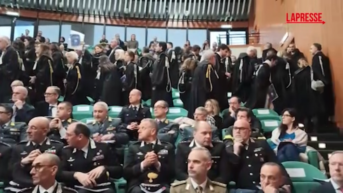 VIDEO Torino, proteste dei magistrati: lasciano l’aula durante l’inaugurazione dell’anno giudiziario VIDEO Torino, proteste dei magistrati: lasciano l’aula durante l’inaugurazione dell’anno giudiziario
