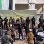 Israele, le quattro soldatesse rilasciate da Hamas salutano la folla