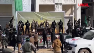 Israele, le quattro soldatesse rilasciate da Hamas salutano la folla