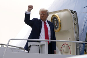 Donald Trump in partenza da aeroporto di Las Vegas