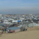 Khan Younis, i palestinesi smontano le tende per spostarsi al nord