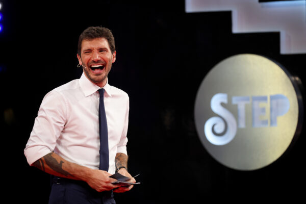 Rai - Stefano De Martino conduce il programma televisivo STEP (Stasera tutto è possibile)