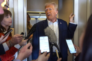 Presidente Donald Trump parla ai giornalisti a bordo dell'Air Force One durante il viaggio da Las Vegas a Miami