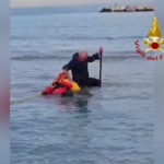Fermo, bloccato nella sabbia: devono estrarlo i vigili del fuoco