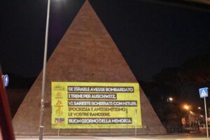 Giorno della Memoria, proiettate a Roma scritte contro le Ong e Anpi: “Antisemiti”