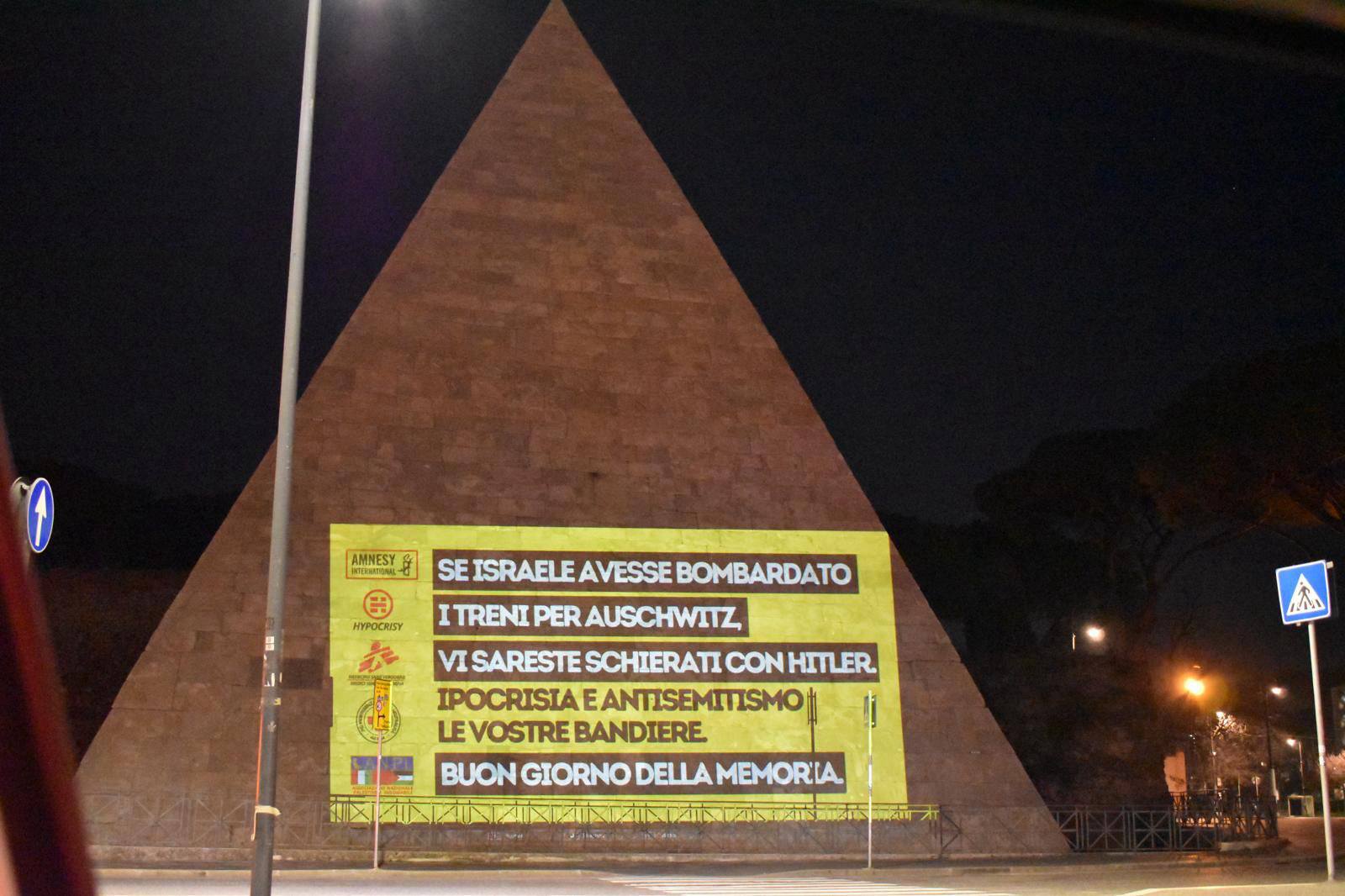 Giorno della Memoria, proiettate a Roma scritte contro le Ong e Anpi: “Antisemiti”