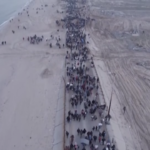 Gaza, in migliaia in cammino verso il nord della Striscia: le immagini dal drone