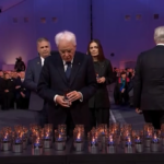 Mattarella accende una candela all’ex campo di concentramento di Auschwitz-Birkenau