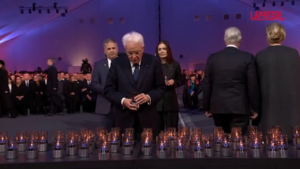 Mattarella accende una candela all’ex campo di concentramento di Auschwitz-Birkenau