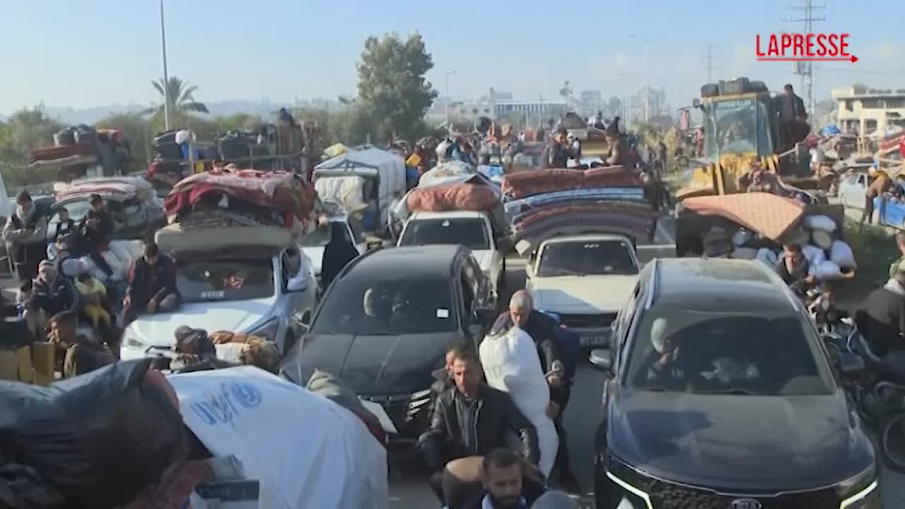 Gaza, la lunga fila di auto verso il nord della Striscia