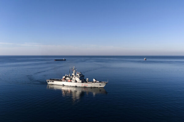 Albania migranti - La nave Libra della Marina Militare italiana arriva al porto di Shengjin