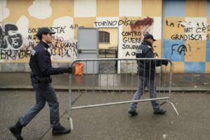 Torino, la Protezione Civile ripulisce l’area antistante l’Ufficio Immigrazione della Questura di Corso Verona e installa WC chimici e tensostrutture