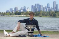 Jannik Sinner posa con la coppa degli Australian Open vinti