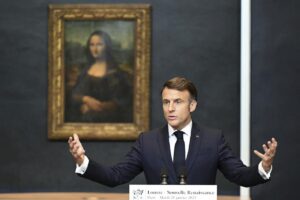 Emmanuel Macron annuncia maxi investimento per modernizzare il museo del Louvre