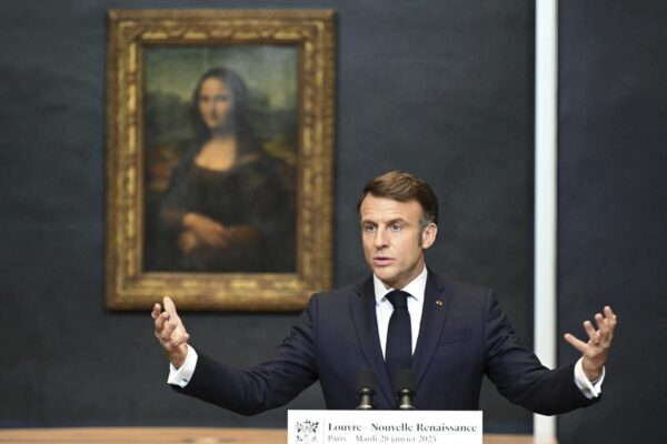 Emmanuel Macron annuncia maxi investimento per modernizzare il museo del Louvre