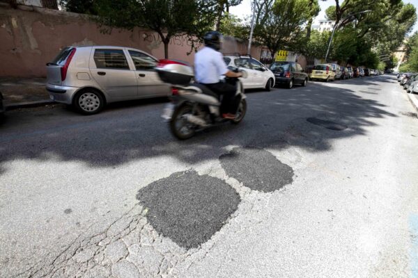 Roma, spray giallo per segnalare buche stradali