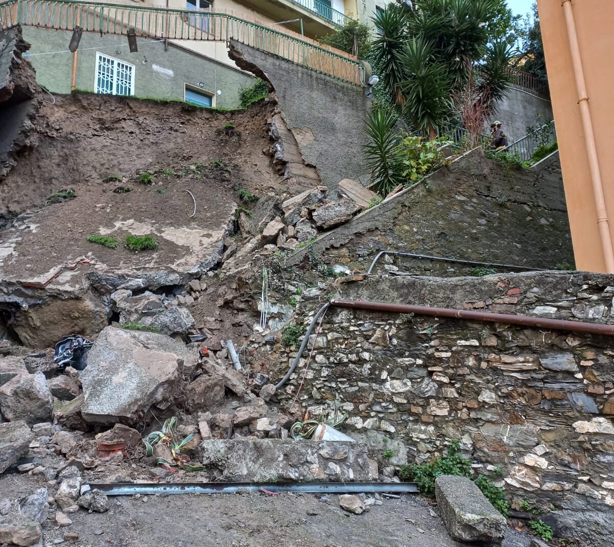 Maltempo, crolla muro a Genova: nessun ferito